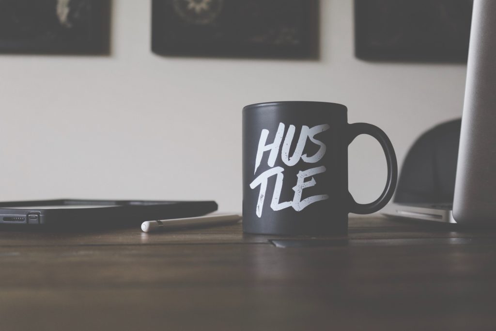 Tasse mit Schriftzug "Hustle"